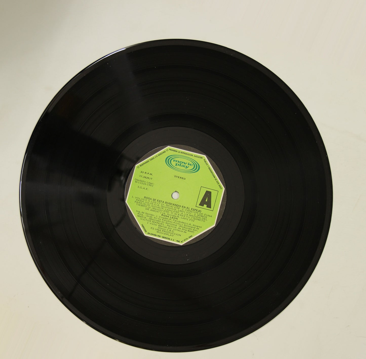 ROSA LEON / ROSA SE ESTA BUSCANDO EN EL ESPEJO